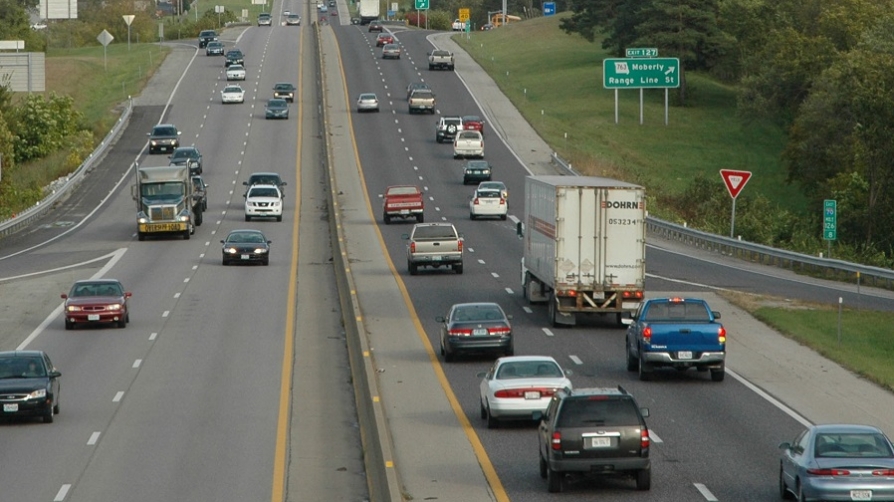 cars_driving_on_an_expressway